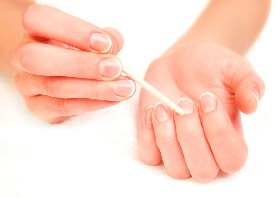 French Nails selber machen: Nägel pflegen