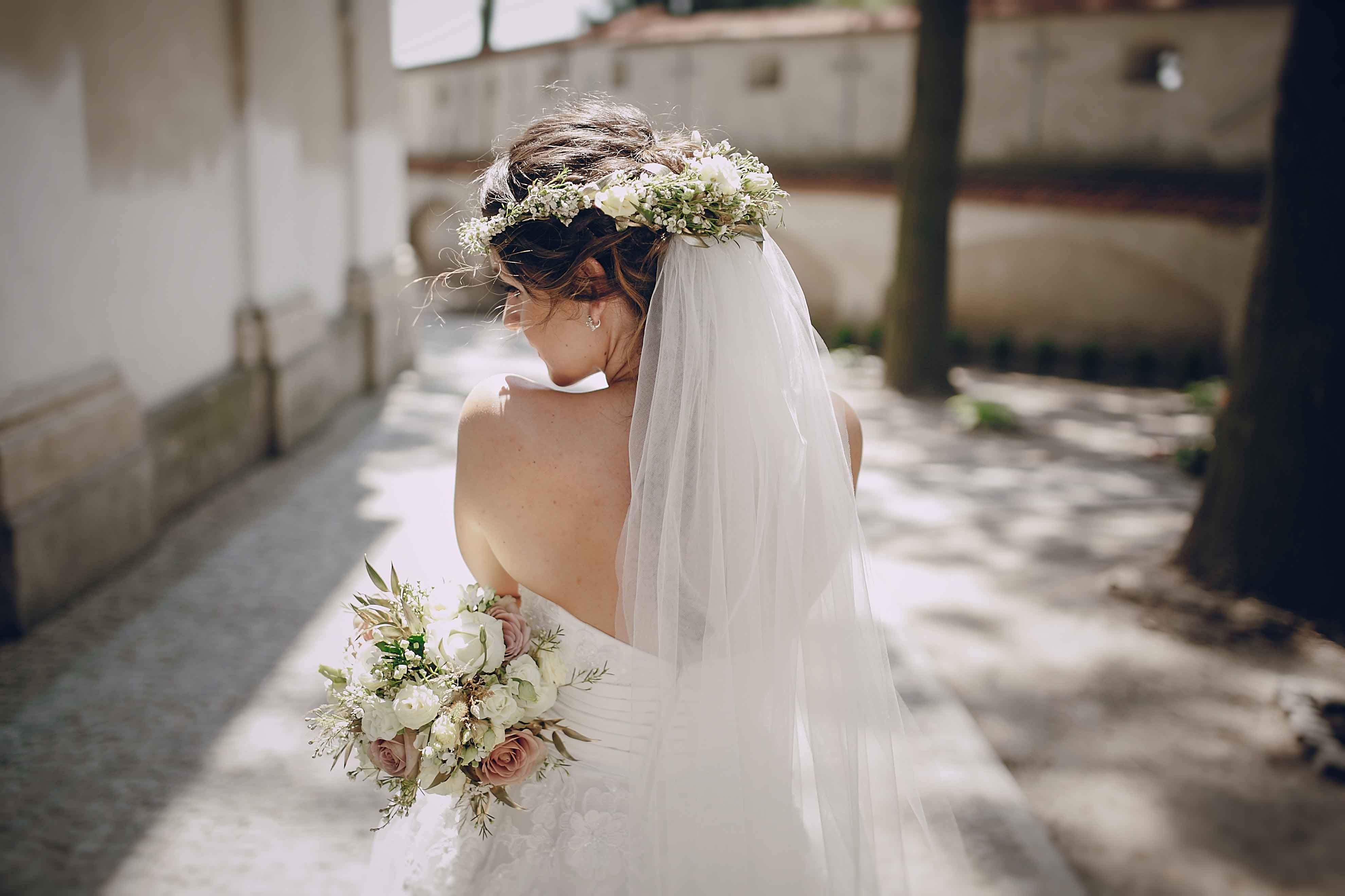 Checkliste für die Hochzeit: Frisörtermin für Braut und Bräutigam
