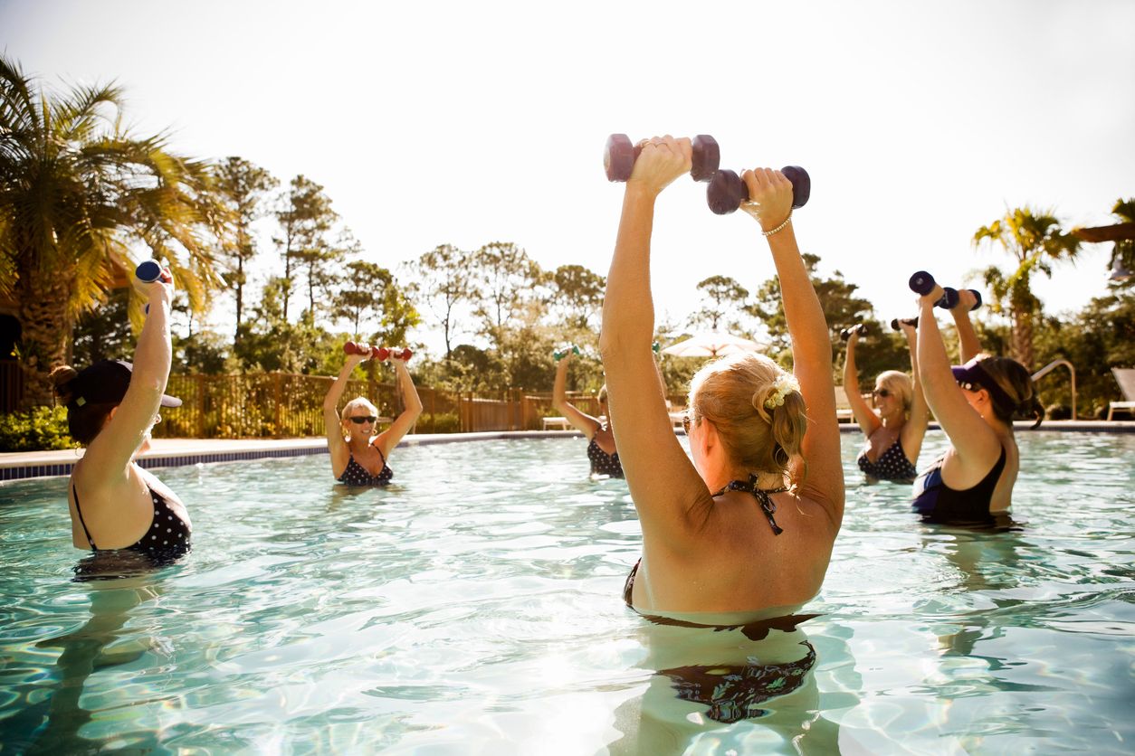 Gruppe von Frauen trainiert Wassergymnsatik im Pool