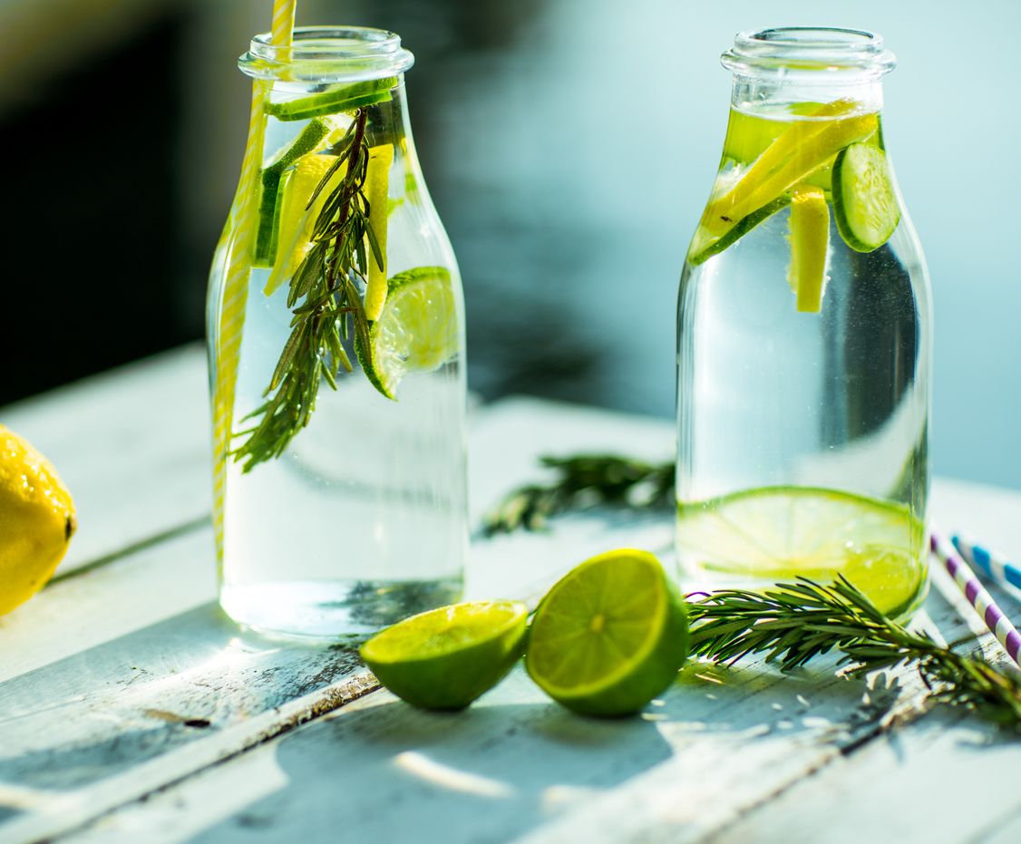 Wasserflaschen mit Limette und Rosmarin