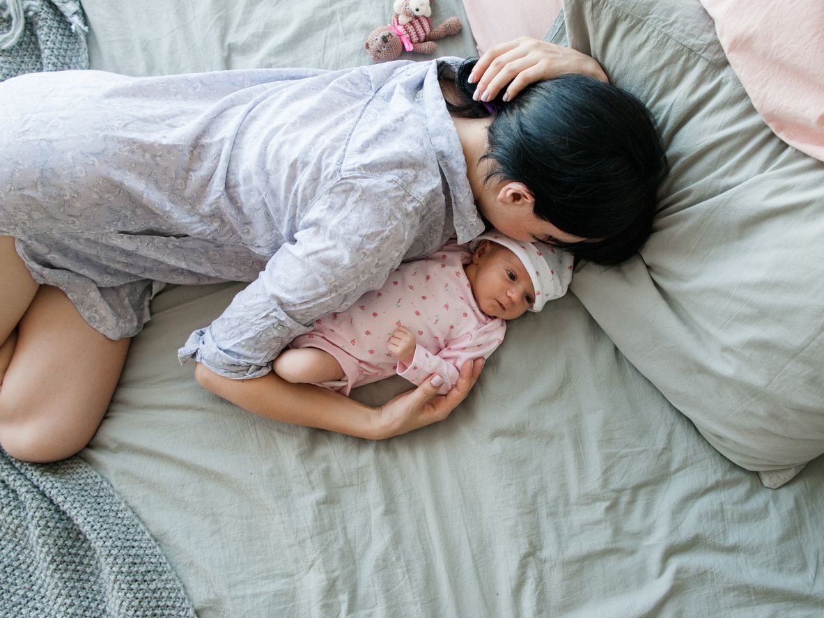 Mamas sind chronisch müde - halte sie nie vom Schlafen ab!