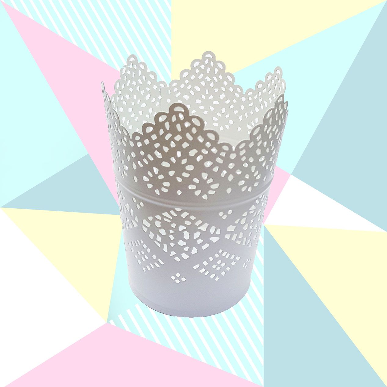 Ein Becher f&uuml;r Kleinzeug ist auf dem Schminktisch definitiv praktisch.