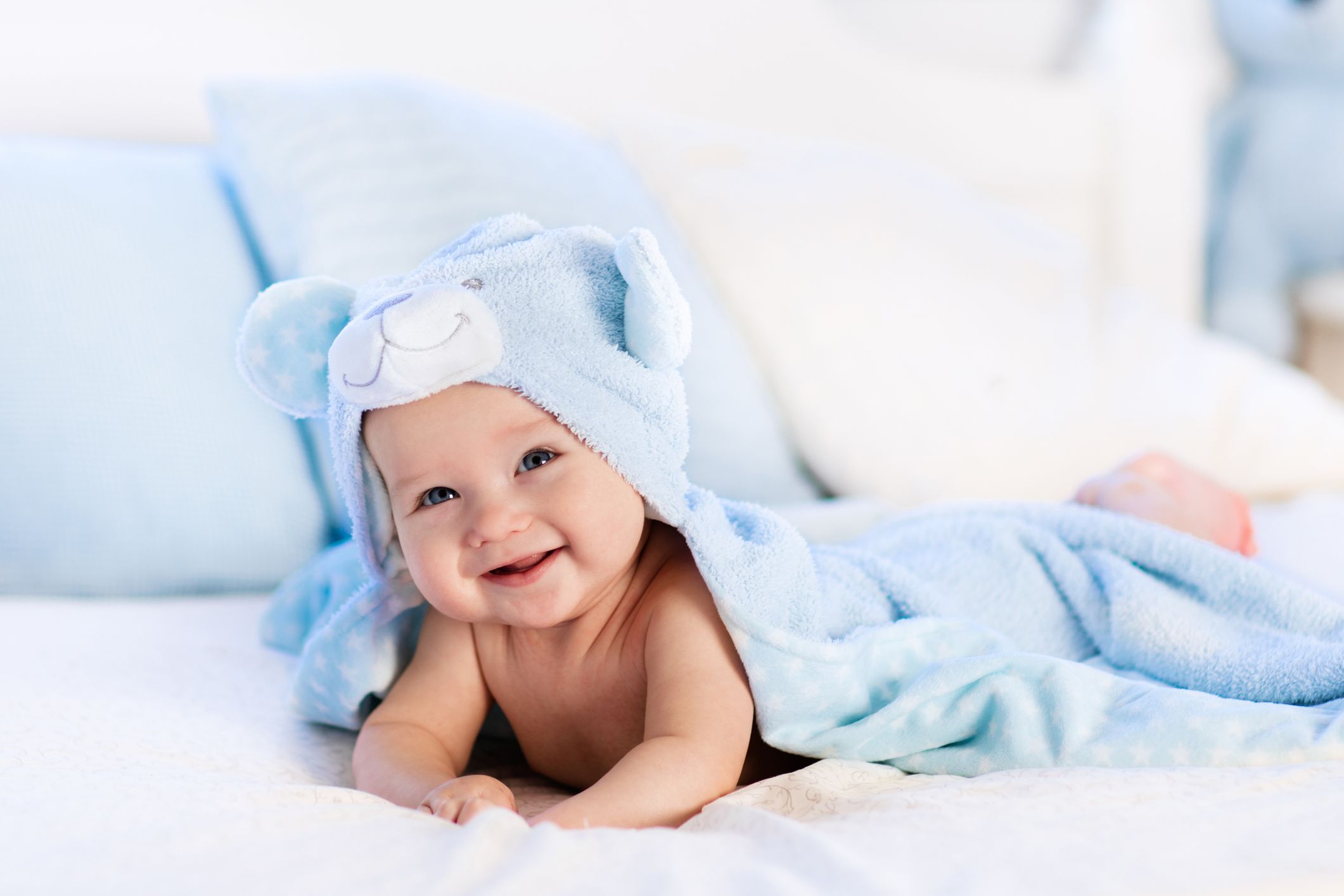 Baby baden: Kuschelige Waschlappen und Bademäntel sind wichtig