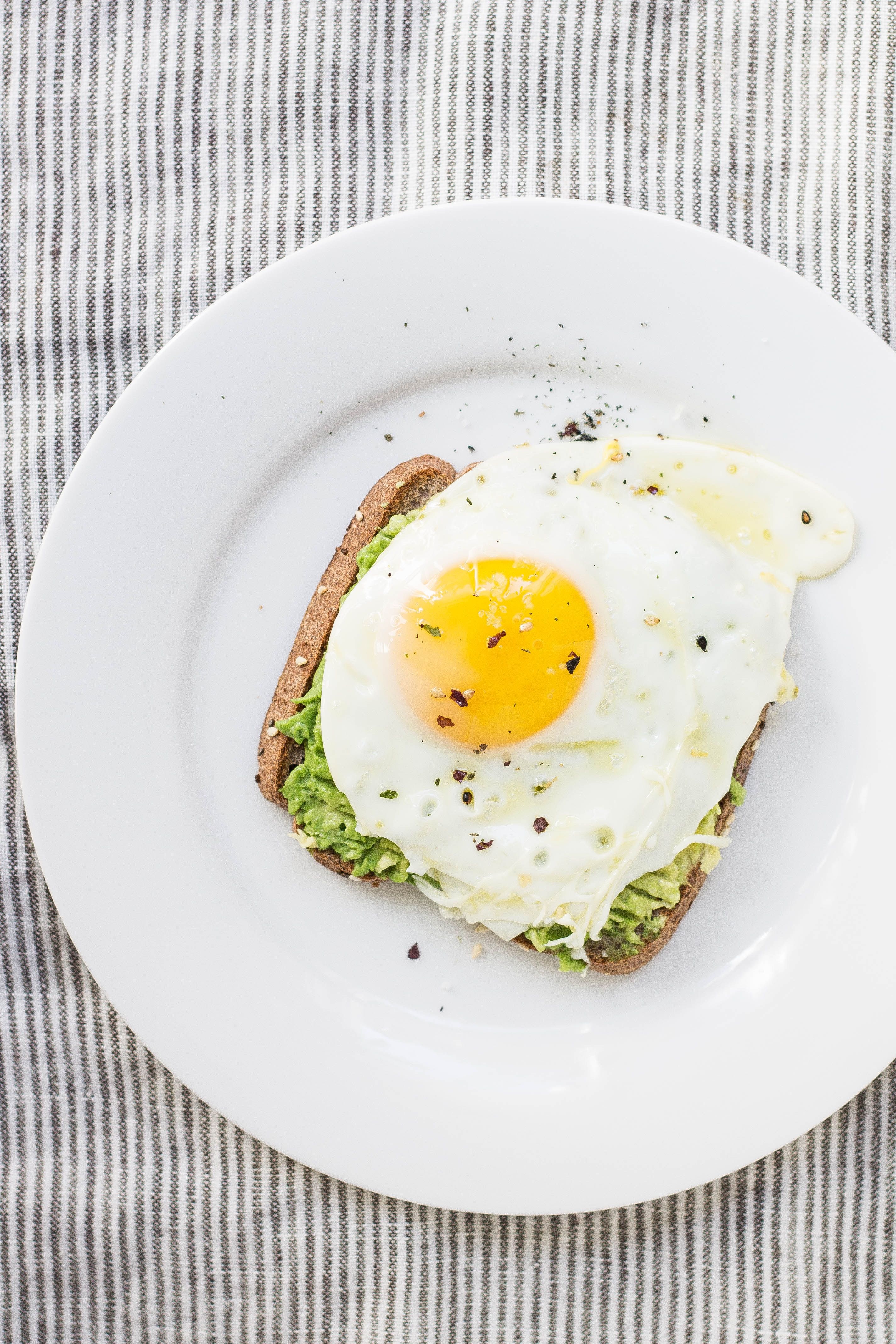 Anti-Kater-Frühstück mit Avocado und Ei
