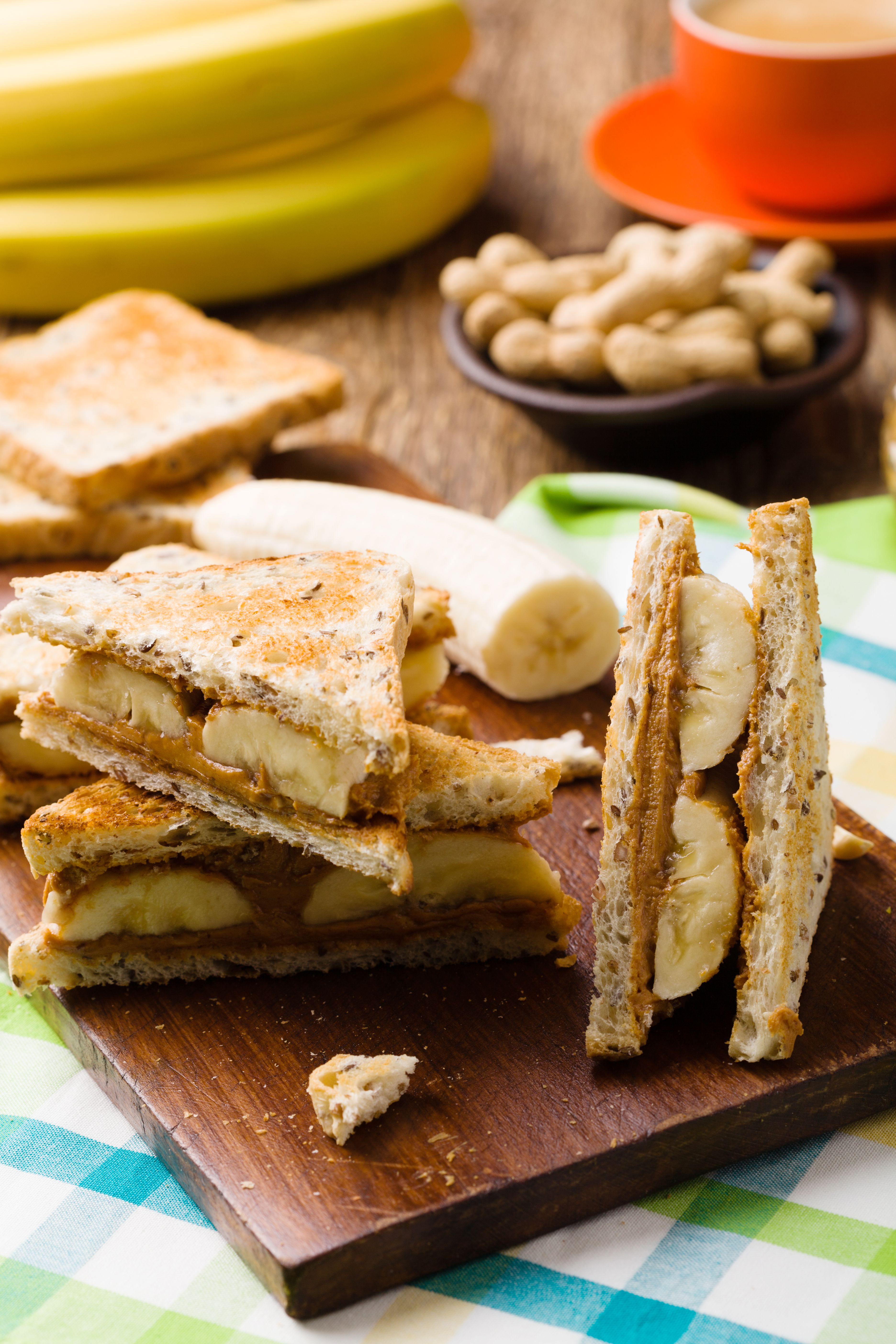Hangover-Frühstück mit Banane, Erdnussbutter und Speck