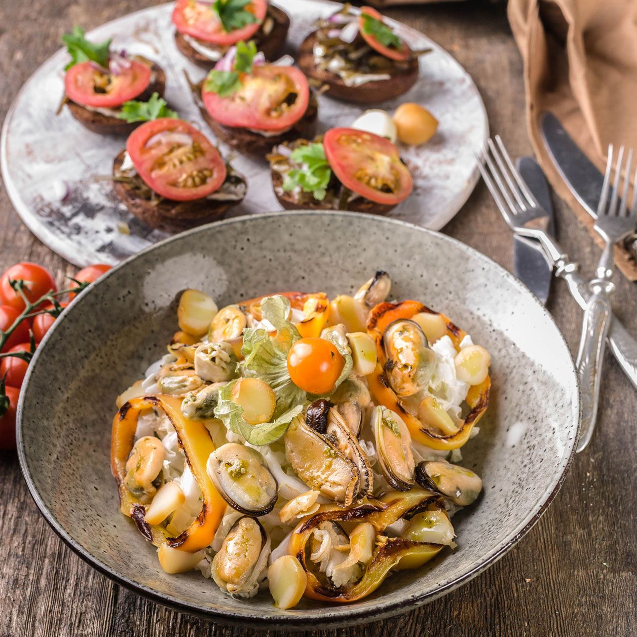 Mediterrane Ernährung: Salat mit Paprika, Muscheln und Feta