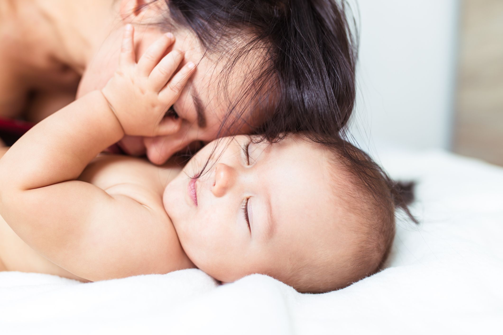 6 Wochen nach der Geburt: Mutter & Baby genießen die Nähe