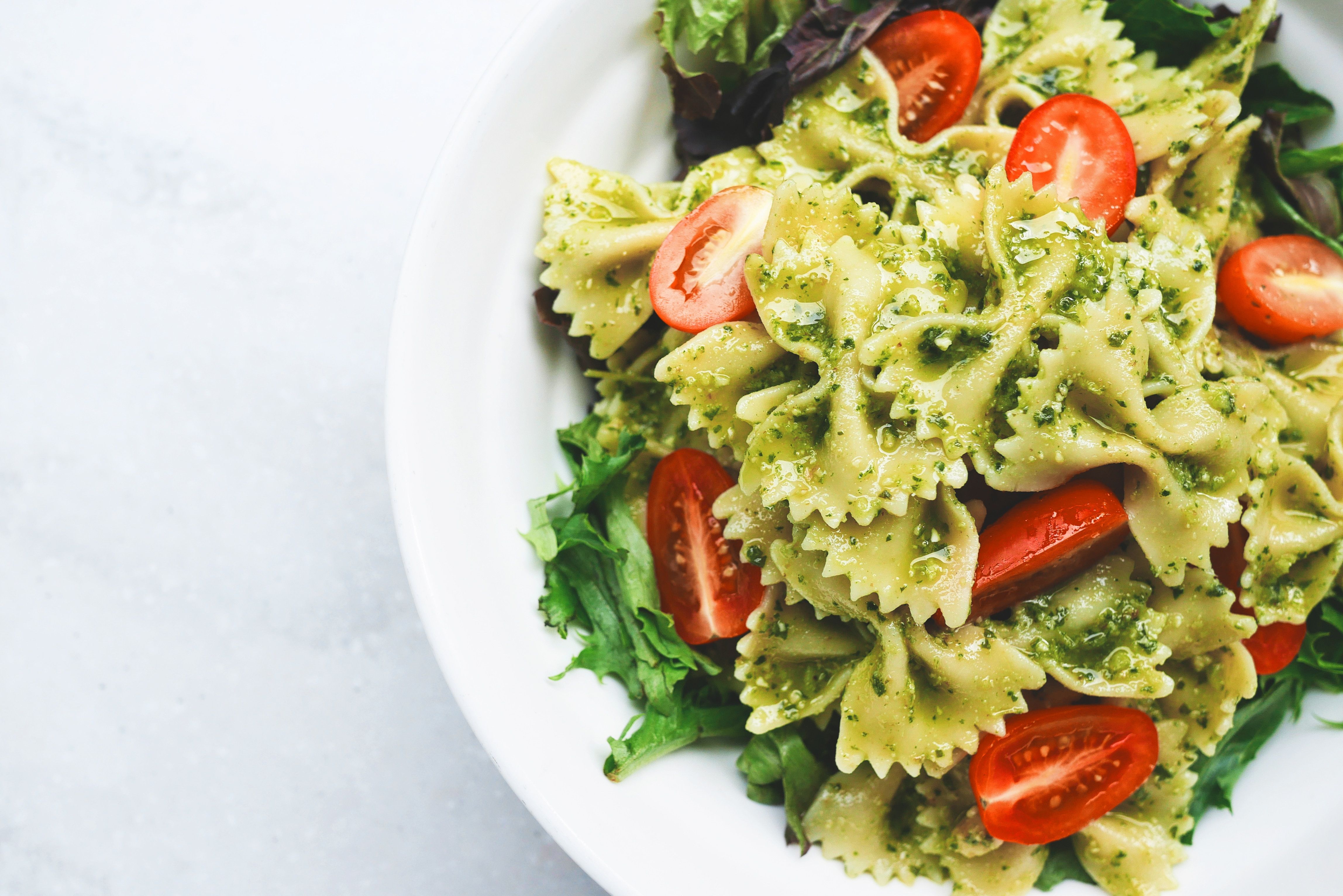 Pasta zum Mittagessen: Weniger Nudeln, mehr Gemüse und Salat