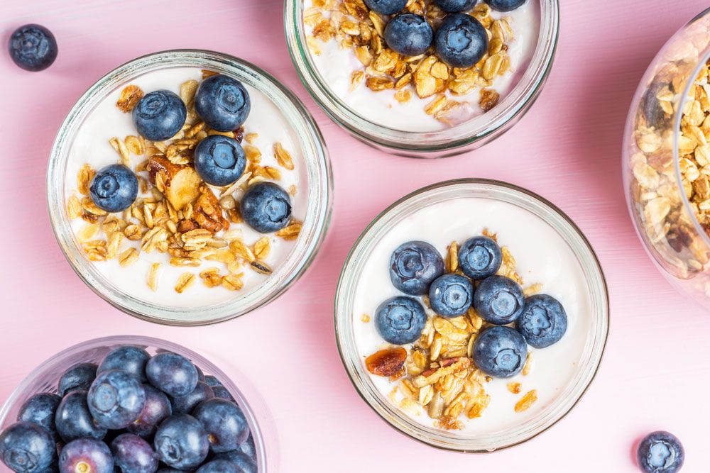 Gesunder Snack für unterwegs: Joghurt mit Müsli und Obst