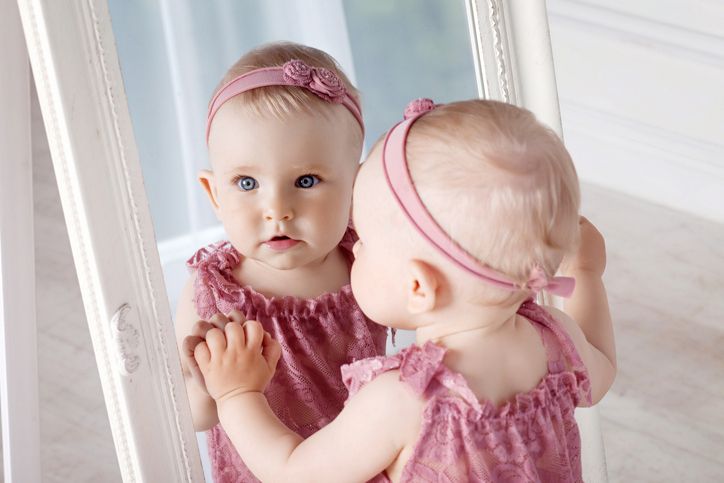 Schneidet man Babyhaare ab, kann es passieren, dass sie so nicht mehr nachwachsen. Babys Haare verändern sich mit der Zeit.