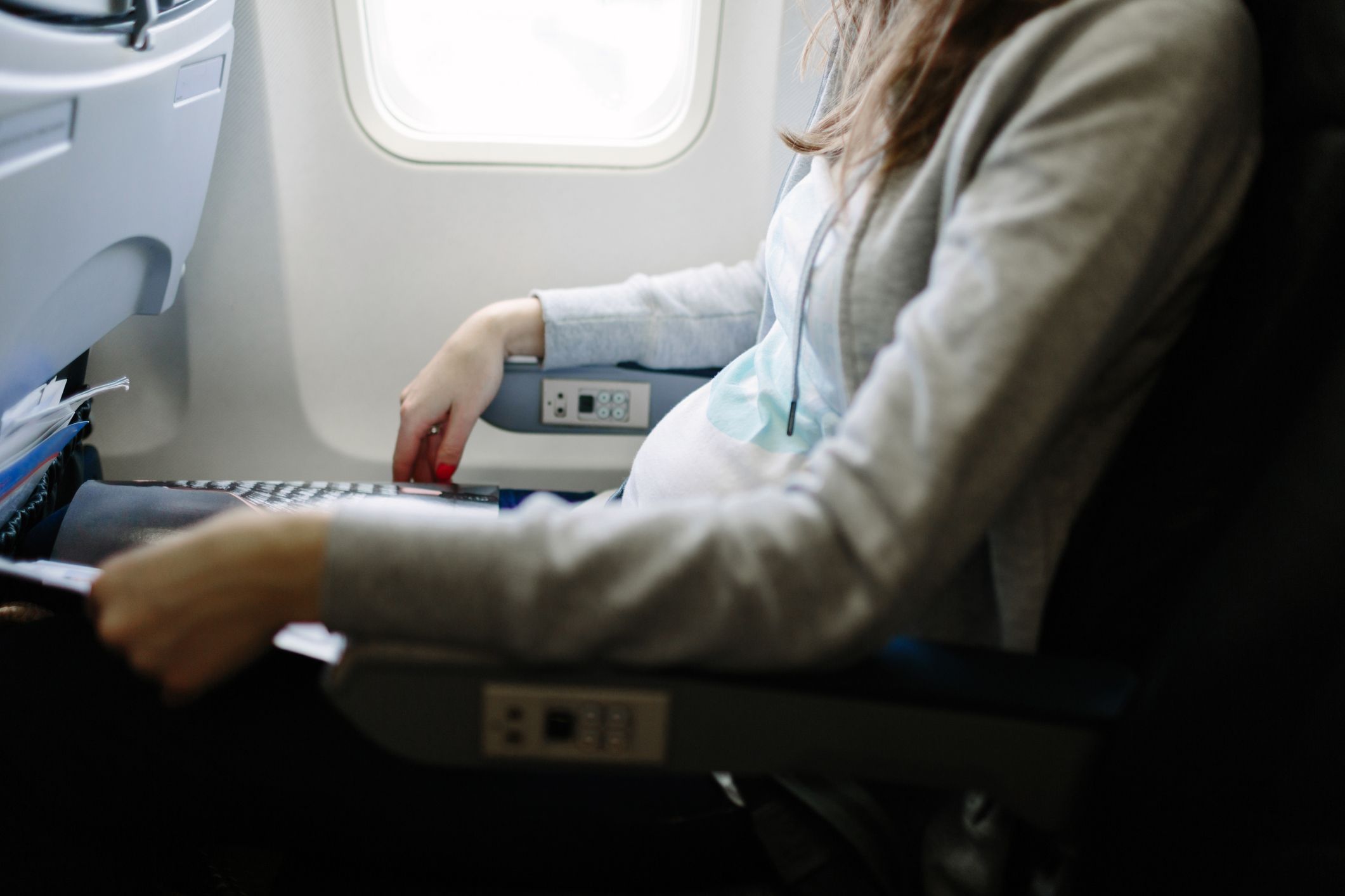 Schwanger fliegen: langes Sitzen und eingeschränkte Bewegungsmöglichkeiten sind ein Gesundheitsrisiko für Mutter und Kind