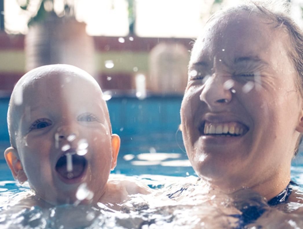 Babyschwimmen: Spaß für Baby & Mutter