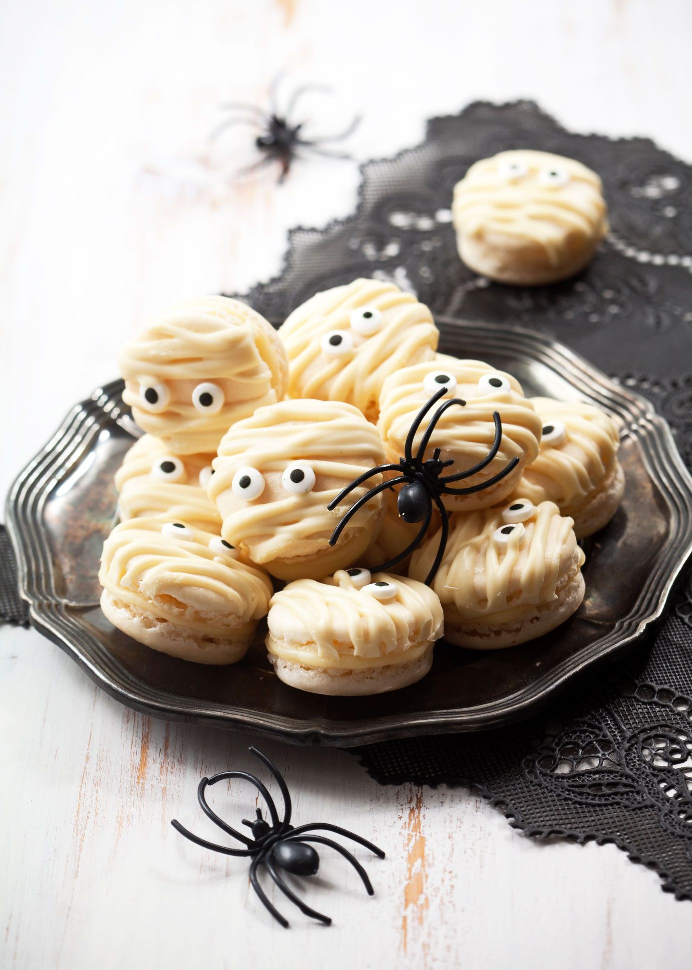 Halloween Macarons im Mumien-Look