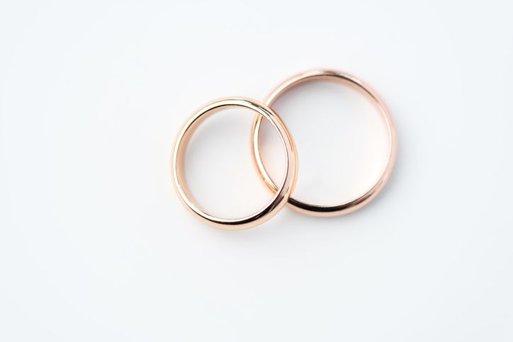 Mit Eheringen verbinden wir nach wie vor am häufigsten das Bild von zwei schmalen, goldenen Ringen.