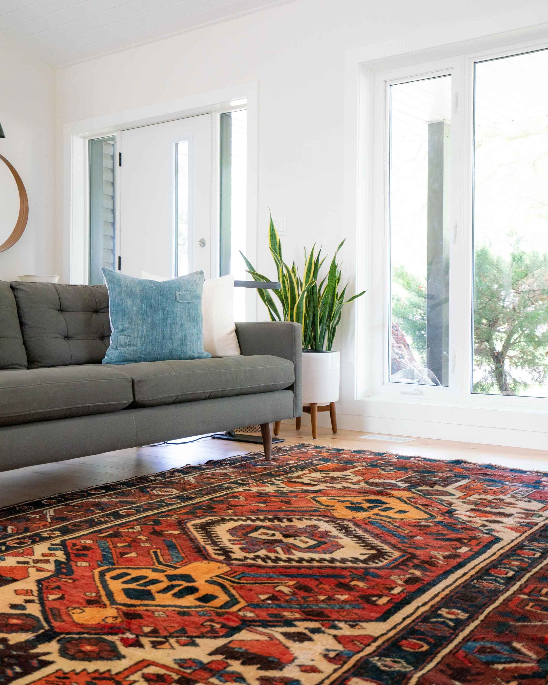 Um einen Teppich möglichst staub- und schmutzfrei zu bekommen, könnt ihr ihn ab und zu mit dem guten alten Teppichklopfer behandeln.