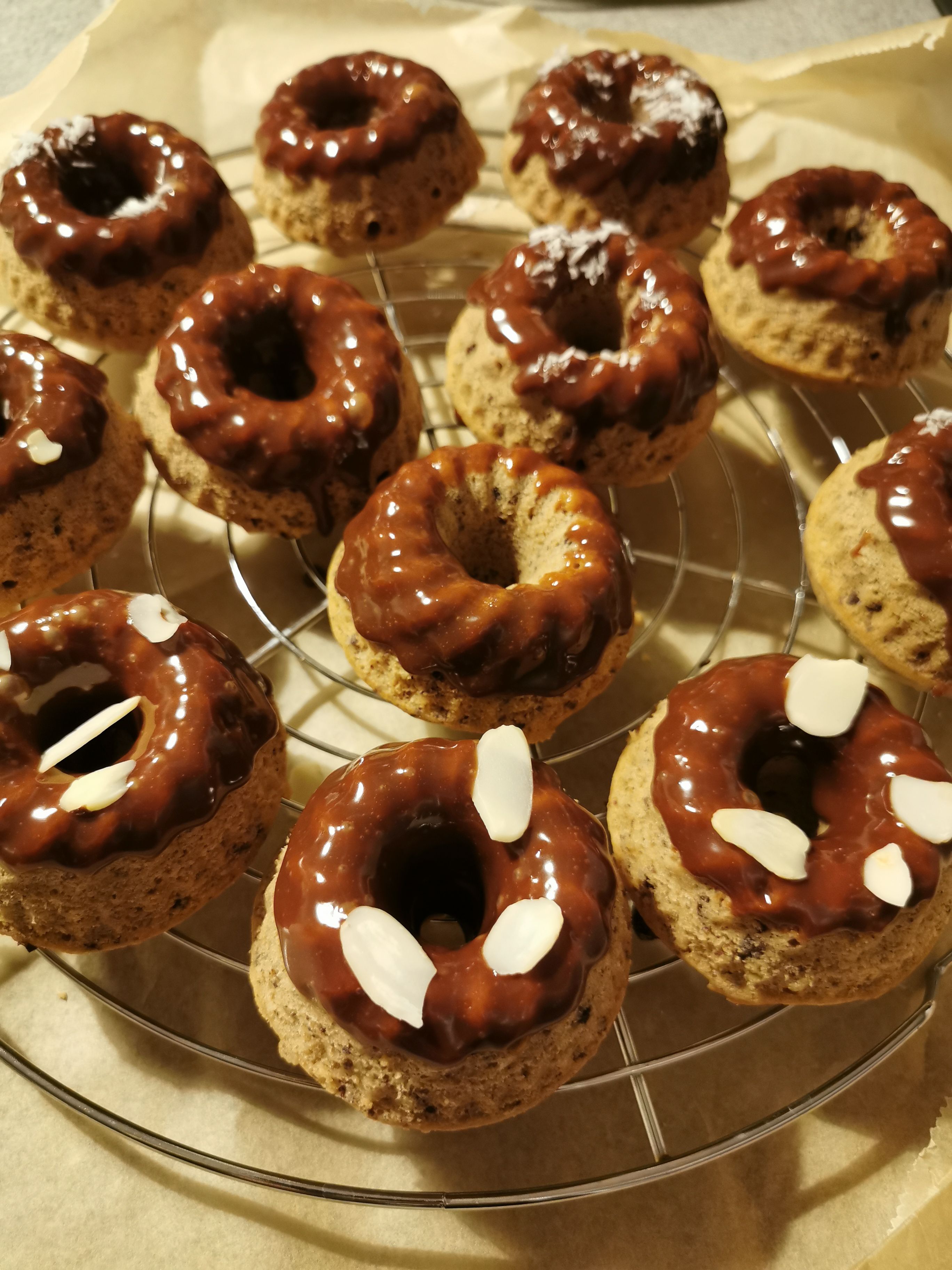 Haselnusskuchen mit Nutella-Glasur verzieren