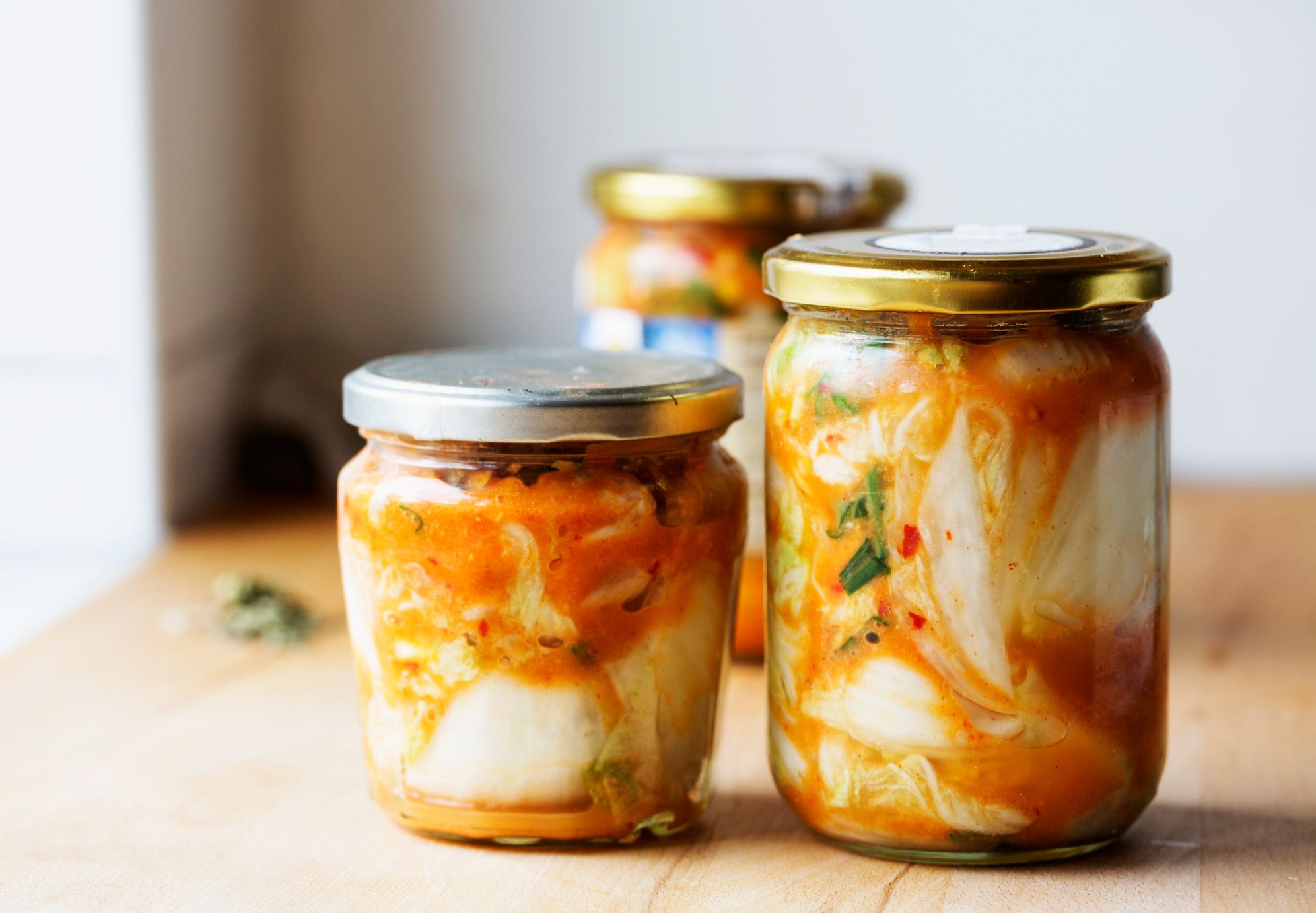 Fertiges Kimchi in kleinen Portionen abfüllen