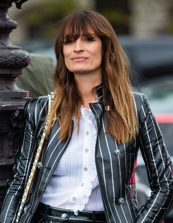 Frau mit langen Haaren im Undone-Look gestylt.