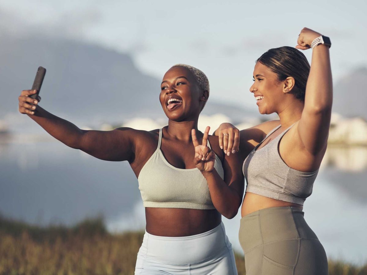 Zwei frauen in Sportkleidung freuen sich und sind motiviert