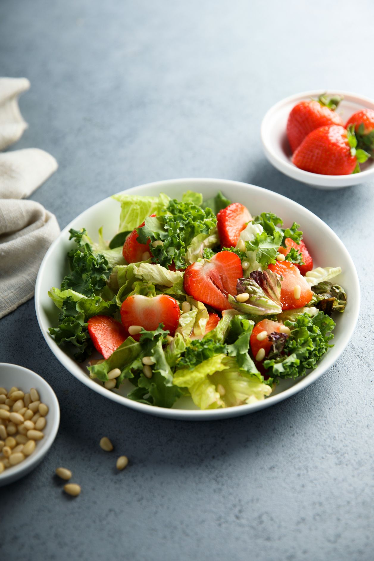 Rezept für fruchtigen Grünkohlsalat mit Erdbeeren und Avocado