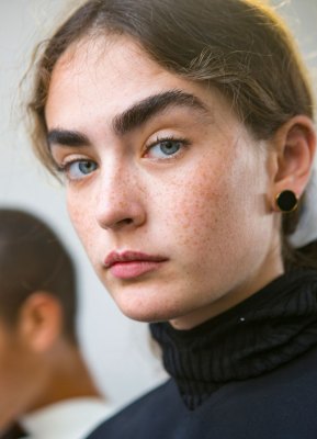Make-up-Trends 2019: Nat&#xFC;rlich geformte Augenbrauen