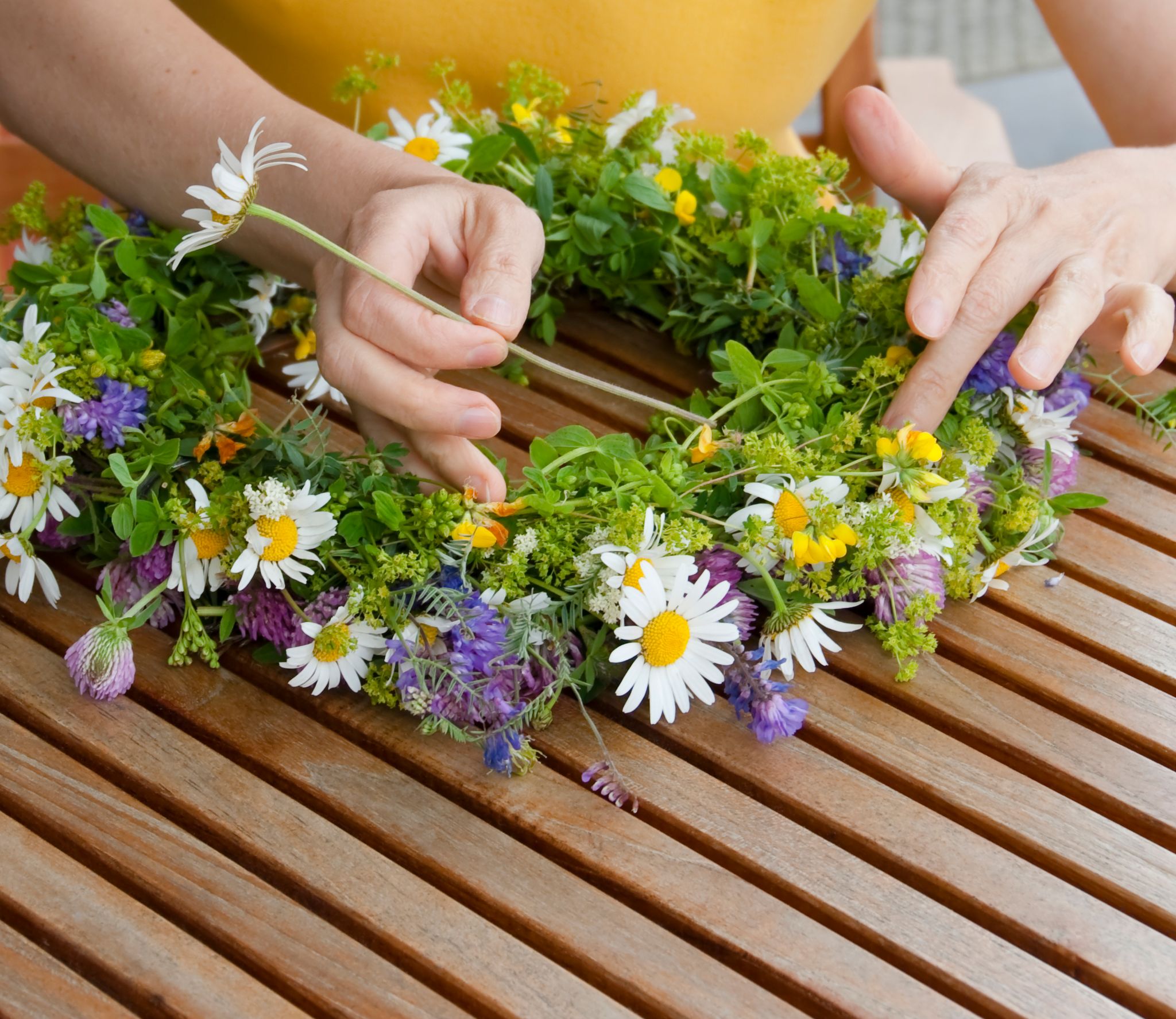 Brautfrisur: Blumenkranz für die Haare