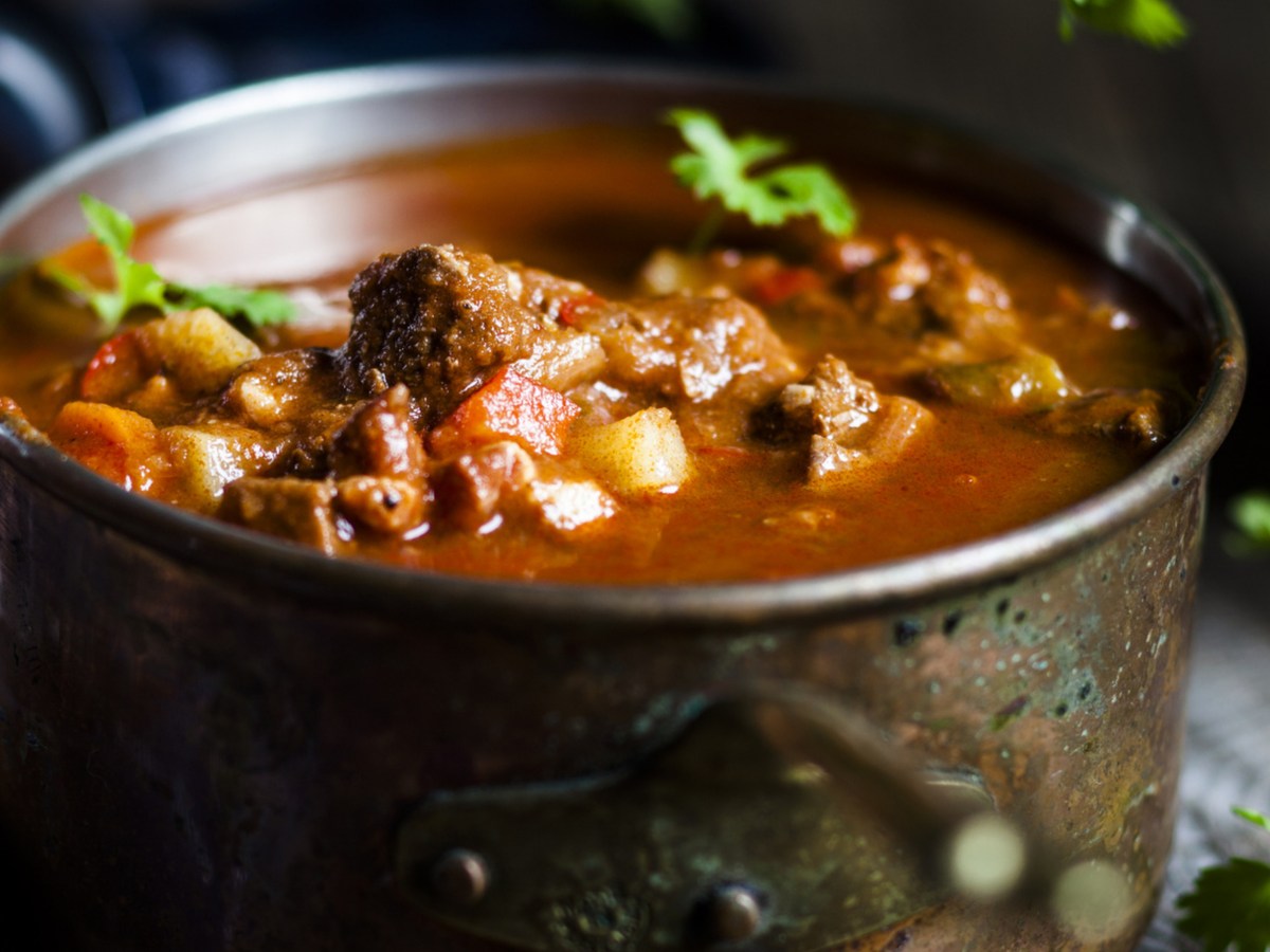 Hamburger Suppe mit Tiefkühlgemüse in einem Topf.