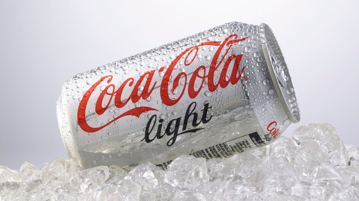 Dose Cola Light auf Eis.
