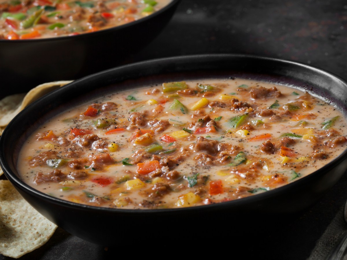 Silvestersuppe in einer schwarzen Schale