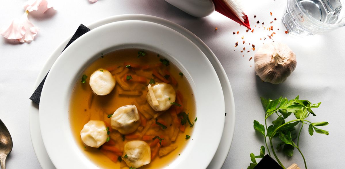 Perfekt für Suppen und als Würze: So einfach stellst du Brühe selber her