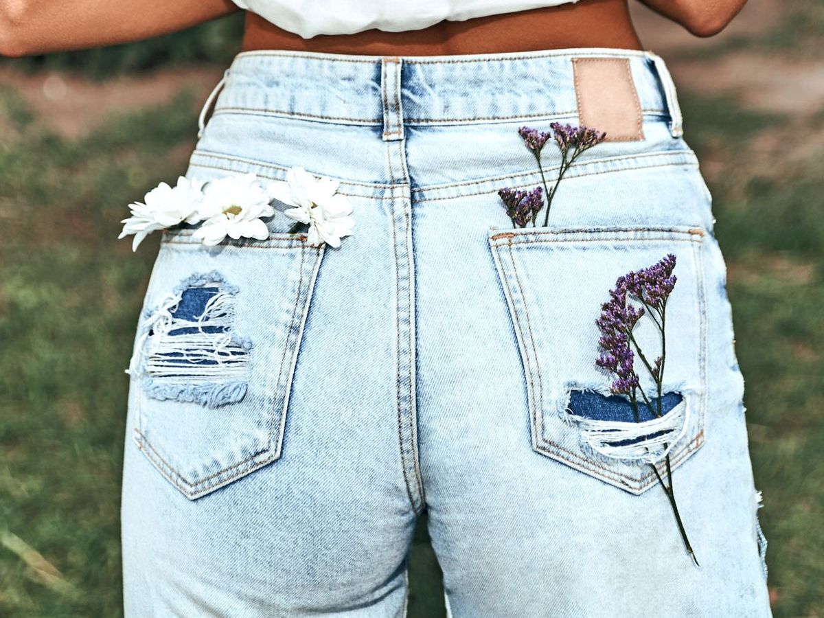 Ansicht einer Frau von hinten in gut sitzender Jeans mit Blumen