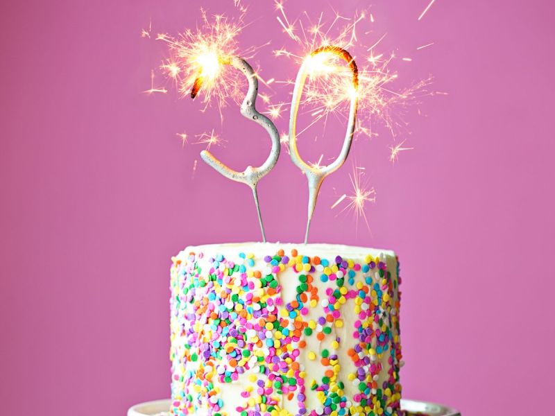 Eine Torte mit bunten Streuseln zum 30. Geburtstag macht ebenfalls Freude.