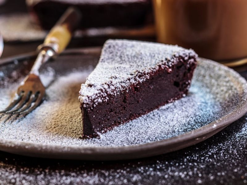 Der Schokoladenkuchen ohne Mehl ist unschlagbar saftig.