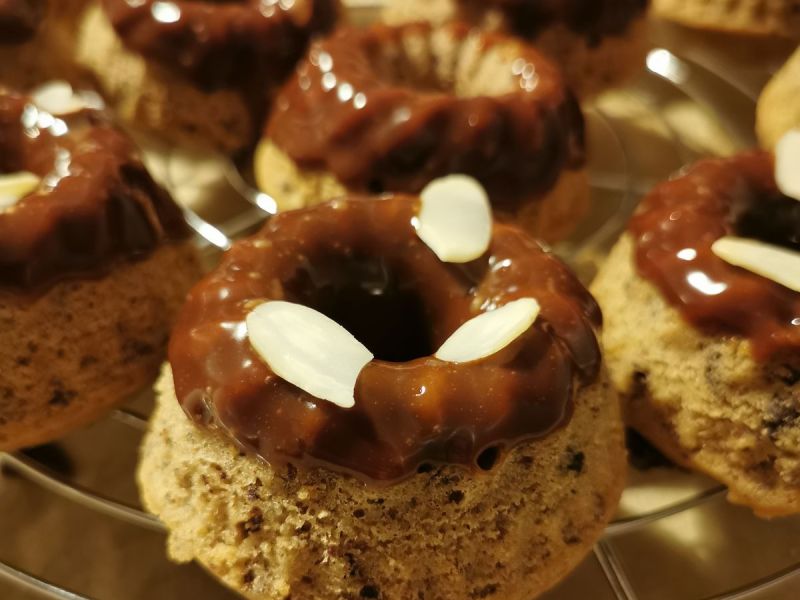 So einfach könnt ihr kleine Haselnusskuchen backen