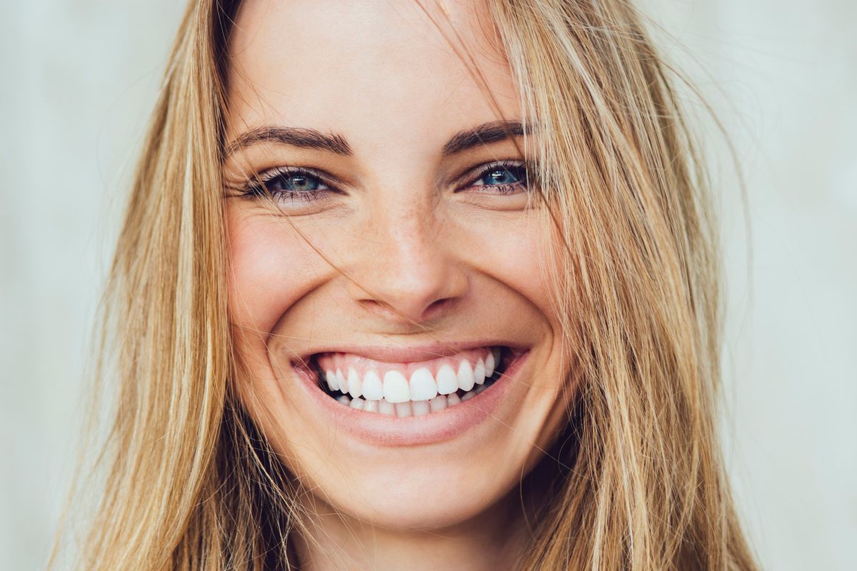 Beauty-Trend: Weiße Zähne mit Kokosöl? So geht's!