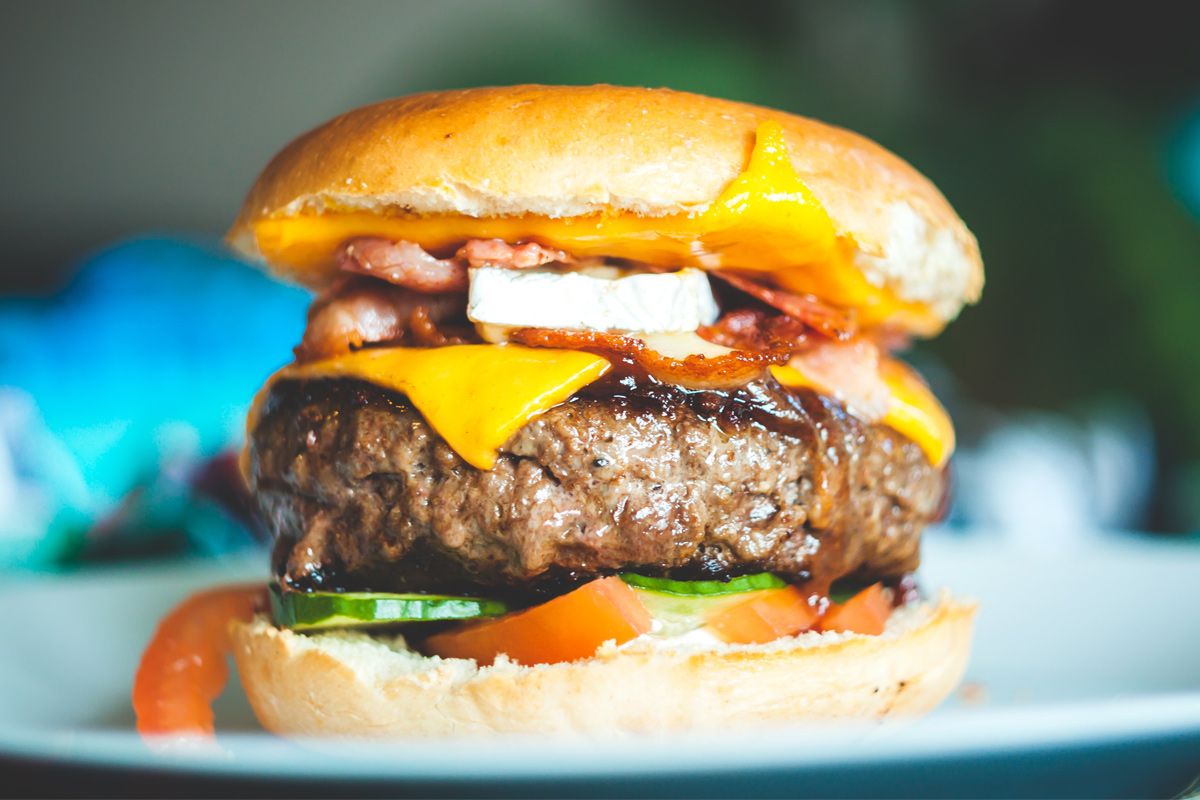 Burger grillen: Anleitung & Rezept für perfekte Pattys und Buns