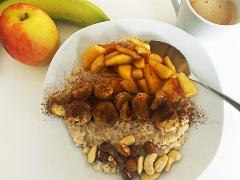 Kalorienarmes Frühstück: Porridge mit karamellisierten Äpfeln & Zimt