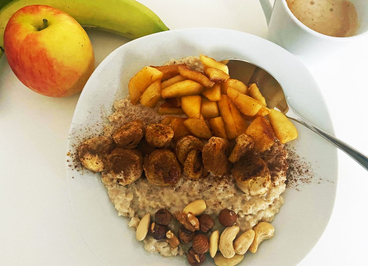 Kalorienarmes Frühstück: Porridge mit karamellisierten Äpfeln & Zimt