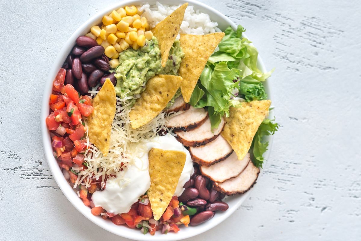 Nacho-Salat: Leckerer Schichtsalat zum Grillen