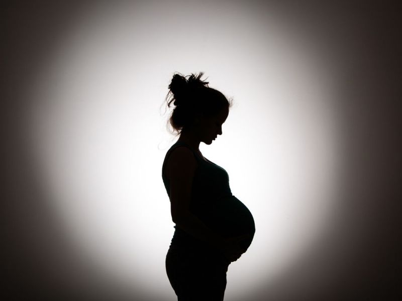 Traumdeutung schwanger: Silhouette einer schwangeren Frau