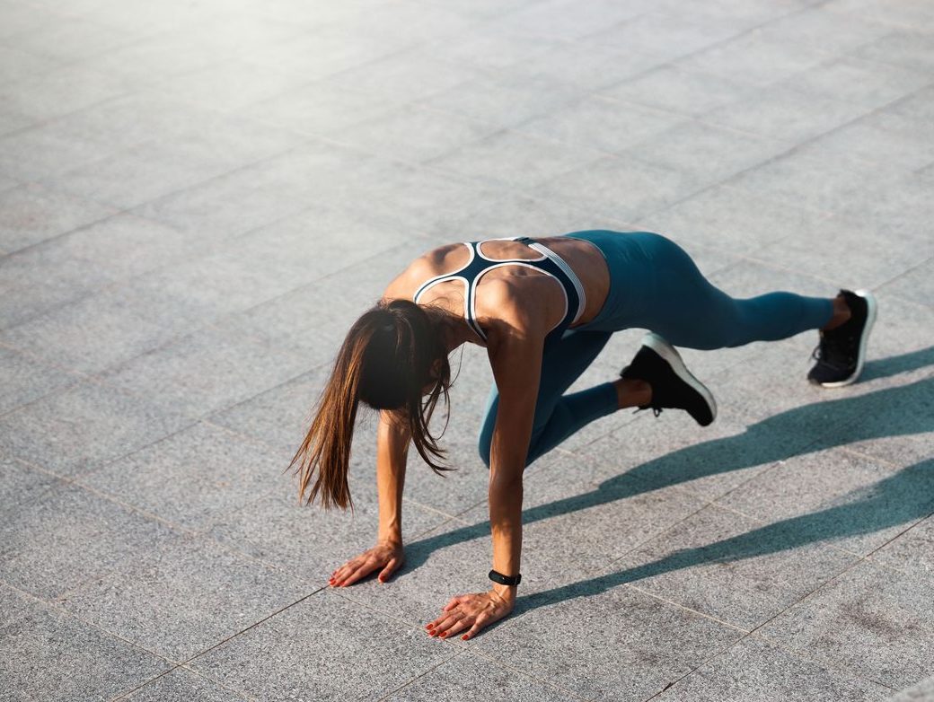 athletische frau macht bergsteiger-übung