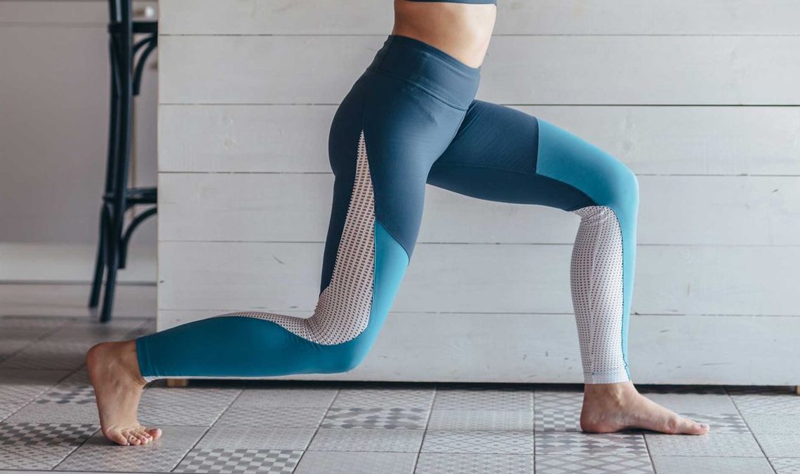 weibliche person führt ausfallschritte aus