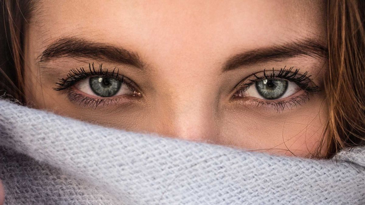 Powder Brows: Der neueste Beauty-Trend für volle Augenbrauen