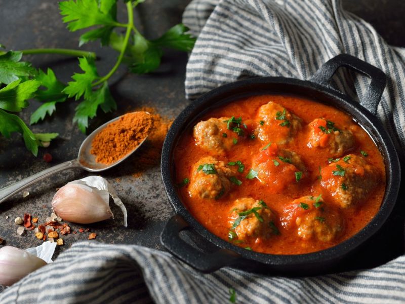 Hackbällchen in Paprika-Rahmsoße