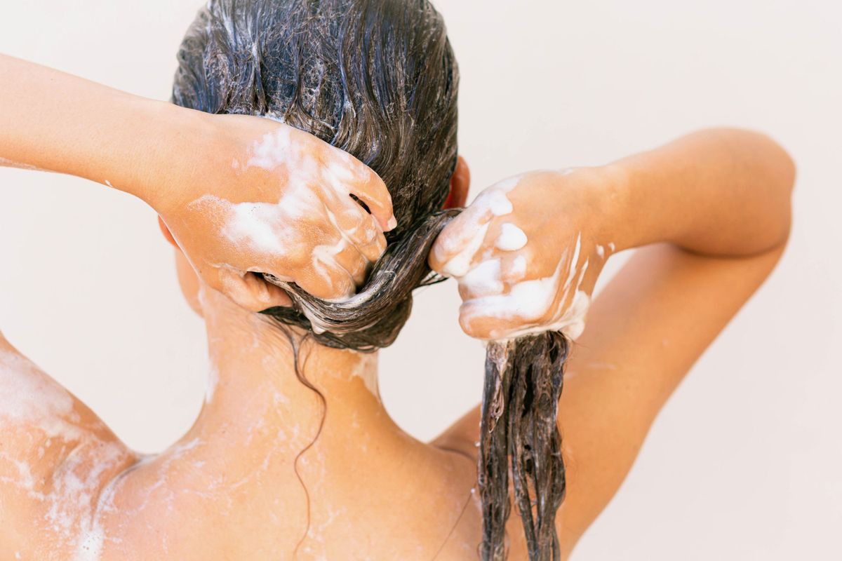 Teebaumöl-Shampoo: Hilft das Beauty-Produkt gegen fettige Haare?