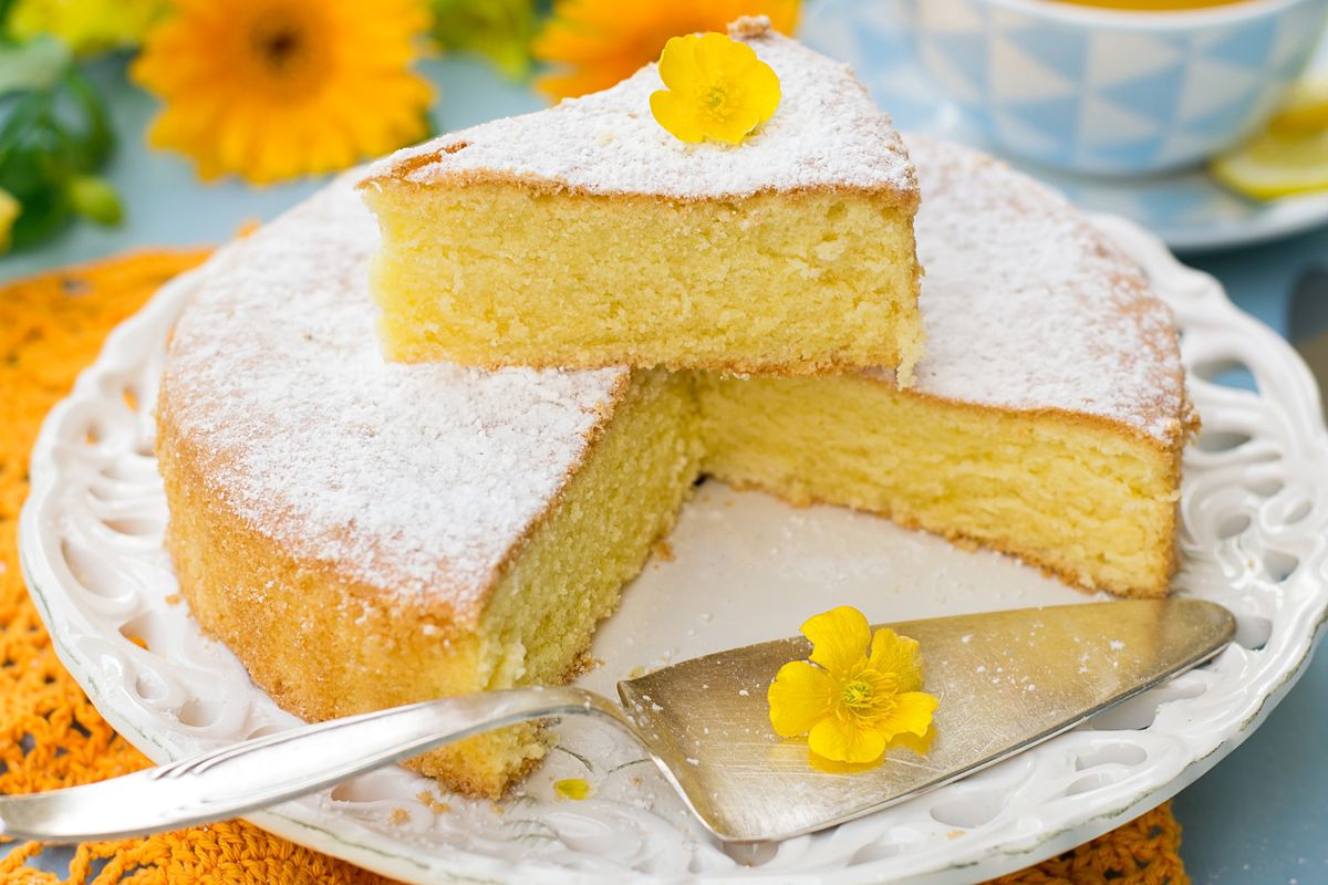 Torta Margherita mit gelben Blumen verziert