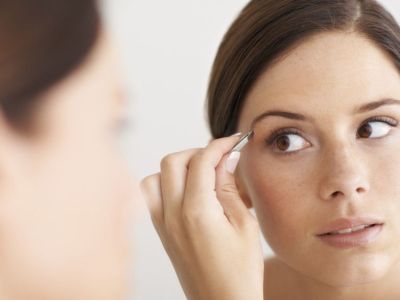 Augenbrauen richtig zupfen: Praktische Tipps für perfekt geformte Brauen