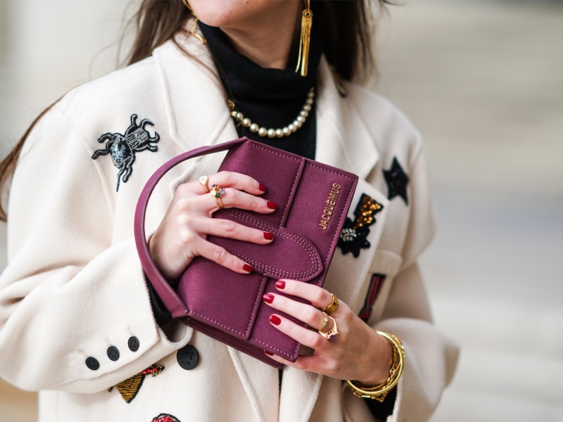 Frau mit rot lackierten Fingernägeln