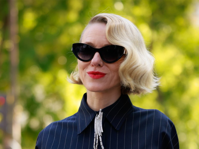 Naomi Watts mit kurzen blonden Haaren in einer angesagten Retro-Welle.