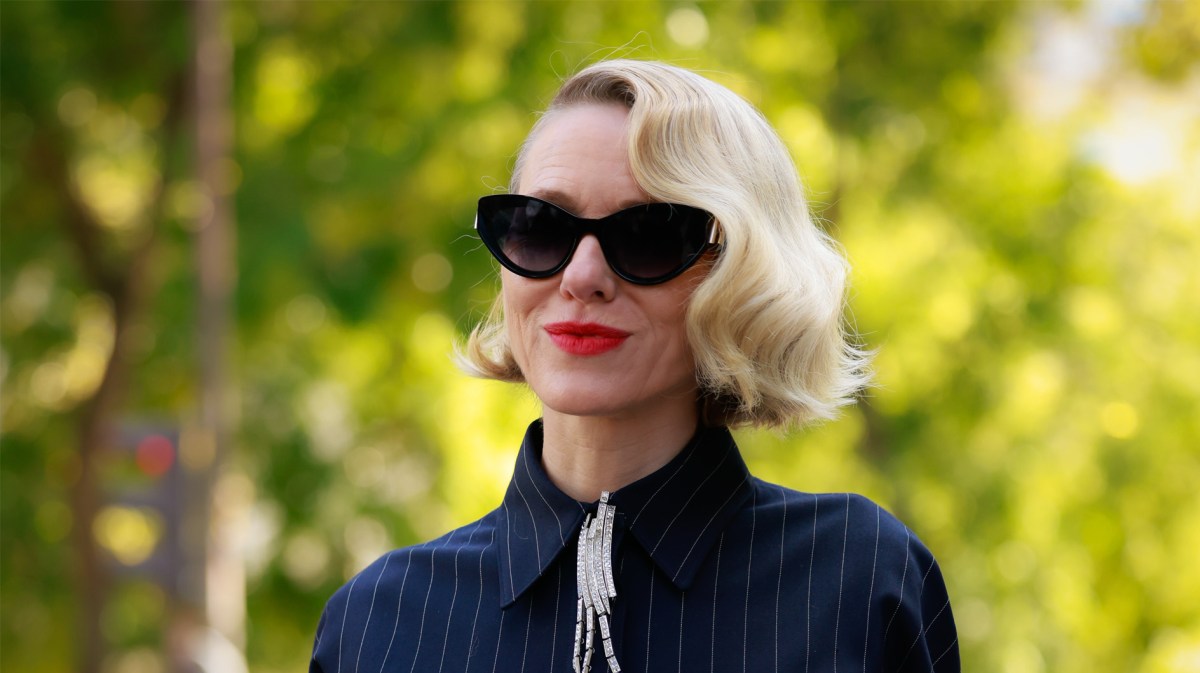 Naomi Watts mit kurzen blonden Haaren in einer angesagten Retro-Welle.